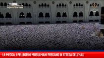 La Mecca, i pellegrini musulmani pregano in attesa dell'Hajj