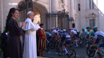 Il Giro d'Italia in Vaticano, il Papa saluta i ciclisti
