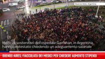 Argentina, fiaccolata per stipendi medici a Buenos Aires