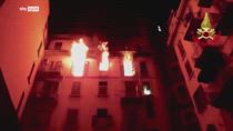 Incendio a Milano, donna muore lanciandosi dal 5° piano