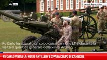 Re Carlo visita la Royal Artillery e spara colpo di cannone