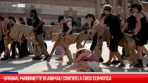 Spagna, marionette di animali contro la crisi climatica