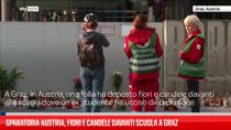 Sparatoria Austria, fiori e candele davanti scuola a Graz