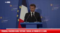 Francia, Macron vuole vietare i social ai minori di 15 anni