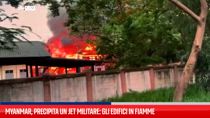 Myanmar, precipita un jet militare: gli edifici in fiamme
