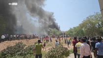 Aereo si schianta in India, centinaia di morti