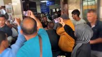 Idf spara su folla che aspetta aiuti: decine i morti a Gaza