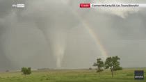 Nebraska, spettacolare tornado ripreso vicino ad arcobaleno