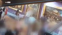 Uffizi, turista cade per fare selfie e rovina dipinto: video