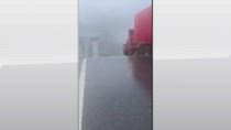 Cina, crolla ponte per frana: camion rimane in bilico