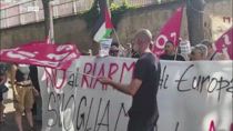 Protesta contro il riarmo a Napoli: bruciato il logo Nato