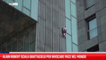 Alain Robert scala grattacielo per invocare pace nel mondo