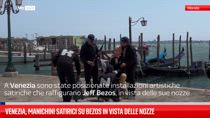 Venezia, manichini satirici su Bezos in vista delle nozze  