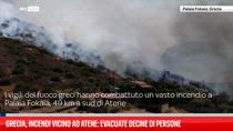 Grecia, incendi vicino ad Atene: evacuate decine di persone