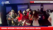 Ucraina, abitazioni a fuoco dopo attacco russo a Odessa