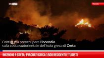 Incendio a Creta, evacuati circa 1500 residenti e turisti
