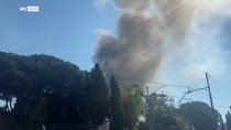 Esplosione Roma, la colonna di fumo dopo l'incidente