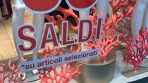 Saldi, avvio a rilento per caldo e pioggia