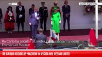 Re Carlo accoglie Macron in visita nel Regno Unito