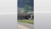 Incendio a Merano, deposito di pneumatici in fiamme