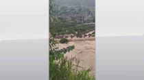 Alluvione in Cina, maiali trascinati dalle acque a Sichuan