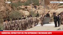 Kurdistan, combattenti del PKK depongono e incendiano armi