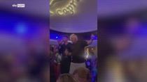 Boris Johnson, ex premier inglese canta al karaoke a Capri