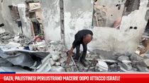 Gaza, palestinesi perlustrano macerie dopo attacco Israele