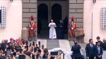 La rivoluzione dell'amore invocata dal Papa nell'angelus 