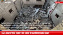 Gaza, palestinesi riuniti sul luogo dell'attacco israeliano