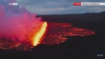 Islanda, spettacolare eruzione vulcanica ripresa da drone