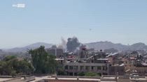 Siria, attacchi israeliani a Damasco: esplosioni e fumo