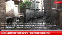 Pakistan, i residenti rimuovono il fango dopo le inondazioni