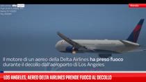 Los Angeles, aereo Delta Airlines prende fuoco al decollo