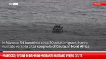 Marocco, decine di bambini migranti nuotano verso Ceuta
