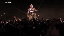 Geolier vola, tripletta per il rapper al Maradona nel 2026