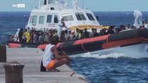 Lampedusa, centinaia sbarchi. Arrestato presunto trafficante