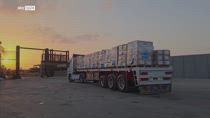 Gaza, camion con aiuti umanitari in arrivo dall'Egitto