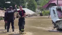 Alluvione in Romania, pompieri all'opera dopo le inondazioni