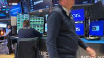 Trump tira dritto sui dazi, nuovo scontro con la Fed