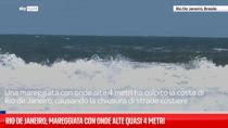 Rio de Janeiro, mareggiata con onde alte quasi 4 metri