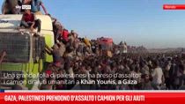 Gaza, palestinesi prendono d’assalto i camion per gli aiuti 