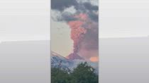 Kamchatka, eruzione vulcano Klyuchevskoy: colonna di cenere
