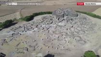 Sardegna, corpi nudi contro pale eoliche a Su Nuraxi