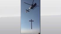 Spagna, croce gigante trasportata in elicottero sull'Aneto