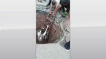 Cina, auto senza conducente cade in grande buca a Chongqing