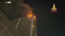 In fiamme un edificio al Centro Direzionale di Napoli
