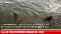 Gaza, palestinesi si riversano in spiaggia per il caldo 