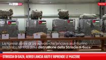 Striscia di Gaza, aereo lancia aiuti e riprende le macerie