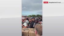 Usa, Trump porta pizza e hamburger alla polizia a Washington
